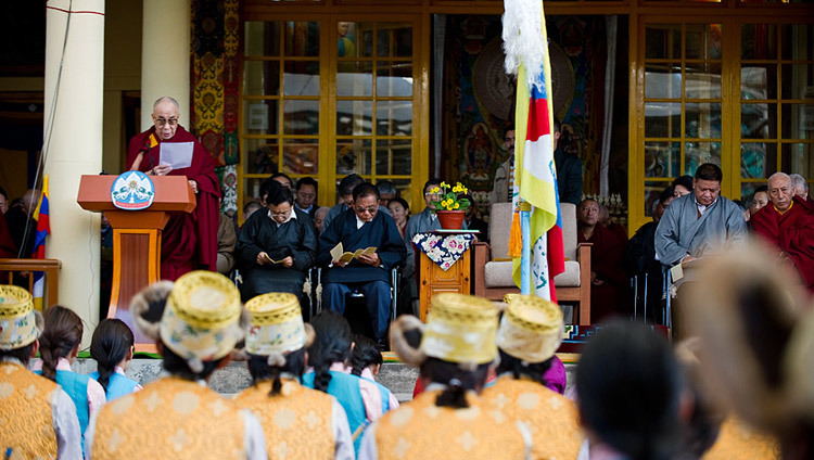 Sa Sainteté le Dalaï-Lama lisant sa déclaration à l'occasion du 52e anniversaire de la Journée du soulèvement national tibétain au temple tibétain principal à Dharamsala, Inde, le 3 mars 2011. (Photo Tenzin Choejor/OHHDL)