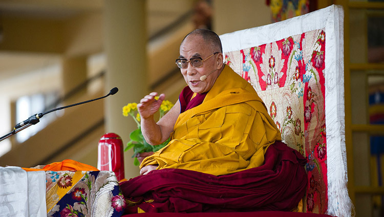 Sa Sainteté le Dalaï Lama, le 19 mars 2011, lors d’un enseignement public dans le principal temple tibétain à Dharamsala dans l’Himachal Pradesh, en Inde, évoquant officiellement pour la première fois son retrait des affaires politiques. (photo/Tenzin Choejor/OHHDL)