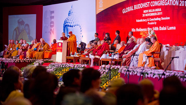 a Sainteté le Dalaï-Lama s'exprimant à la séance de clôture de la Congrégation Bouddhiste Mondiale à New-Delhi, Inde, le 30 novembre 2011. (Photo de Tenzin Choejor/OHHDL)