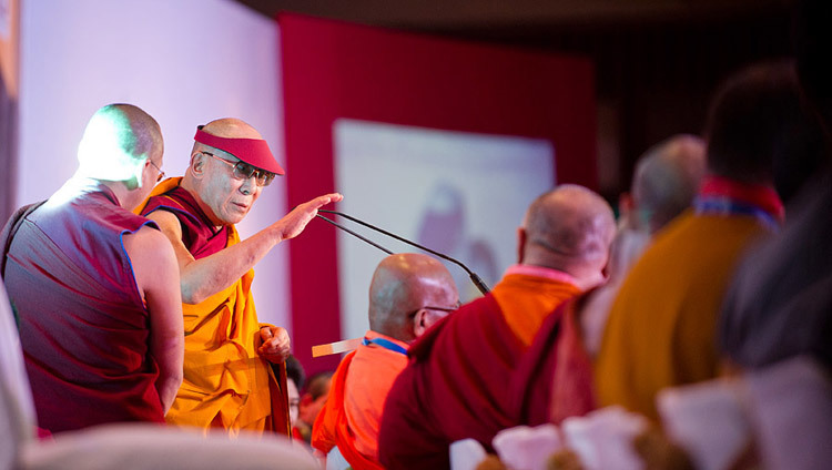 Sa Sainteté le Dalaï-Lama s'exprimant lors de la séance de clôture de la Congrégation Bouddhiste Mondiale à New-Delhi, Inde, le 30 novembre 2011. (Photo de Tenzin Choejor/OHHDL)