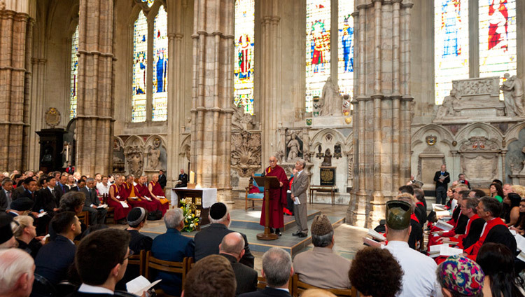 Sa Sainteté s’adresse à la congrégation comprenant des représentants de différents groupes religieux, pendant un office tourné vers la prière et la réflexion, dans  l’abbaye de  Westminster à Londres, le 20 juin 2012