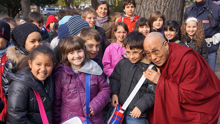 Sa Sainteté le Dalaï Lama s’arrête pour discuter avec un groupe d’élèves sur son chemin vers le bureau provincial de Bolzano, Typrol du Sud, Italie, 10 avril 2013 (photo de Jérémy Russell/OHHDL)