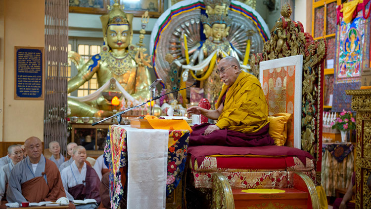 Sa Sainteté le Dalaï-Lama enseigne au temple tibétain principal à la demande d'un groupe de bouddhistes coréens à Dharamsala, HP, Inde, le 27 août 2013. (Photo de Tenzin Choejor/OHHDL)