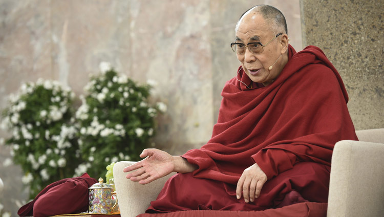 Sa Sainteté le Dalaï-Lama donne un discours au Musée d'art moderne de Francfort en Allemagne, le 15 mai 2014. (Photo de Manuel Bauer)