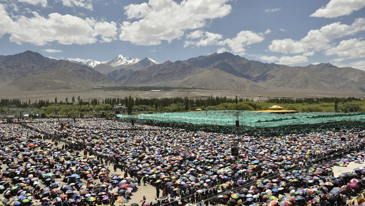 Vue de la foule sur le site de Shiwatsel où fut conférée la 33ème initiation de Kalachakra à Leh au Ladakh, en juillet 2014. (Photo de Tenzin Choejor/OHHDL)