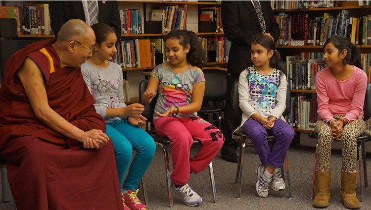 Sa Sainteté le Dalaï Lama avec des étudiants pendant un exercice sur la gratitude à l’école John Oliver de Vancouver, Canada, 21 octobre 2014 (photo de Jeremy Russell/OHHDL)