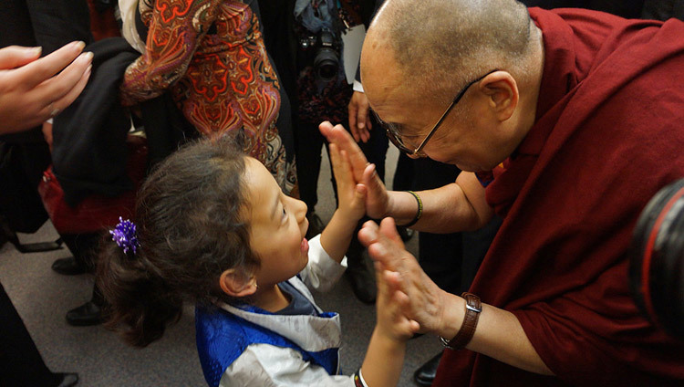 Sa Sainteté le Dalaï Lama saluant une jeune fille lors de sa visite à Vancouver, Colombie britannique, Canada, 22 octobre 2014. (photo de Jérémy Russell/OHHDL)