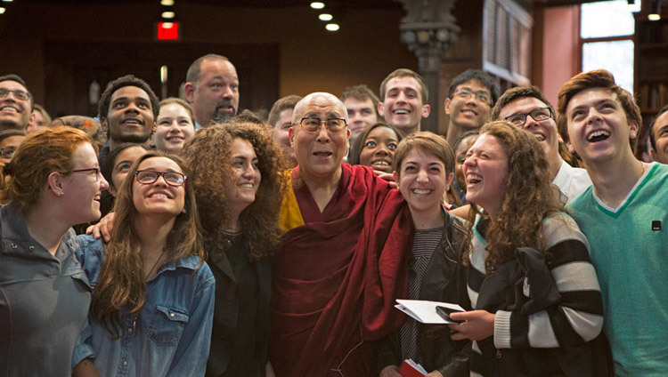 Sa Sainteté le Dalaï Lama pose pour des photos après sa séance interactive avec des étudiants à la Princeton University's Chancellor Green Library de Princeton, New Jersey, le 28 octobre 2014. (Photo de Denise Applewhite)