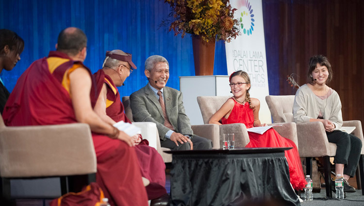 Sa Sainteté le Dalaï Lama répondant à une question relative à la compassion lors d’une rencontre avec des étudiants de l’école MIT, Boston, Etats-Unis, 31 octobre 2014 (Photo de Brian Lima) 