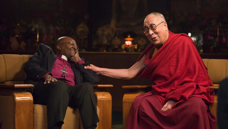 L’archevêque Desmond Tutu et Sa Sainteté le Dalaï Lama lors d’un échange à propos de la joie, Dharamsala, Inde, avril 2015. (Photo de Tenzin Choejor/OHHDL)