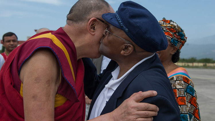 Sa Sainteté le Dalaï Lama échangeant des salutations avec son vieil ami, l’archevêque Desmond Tutu à l’arrivée de l’archevêque à l’aéroport de Dharamsala, Inde, 18 avril 2015. (photo de Tenzin Choejor/OHHDL)