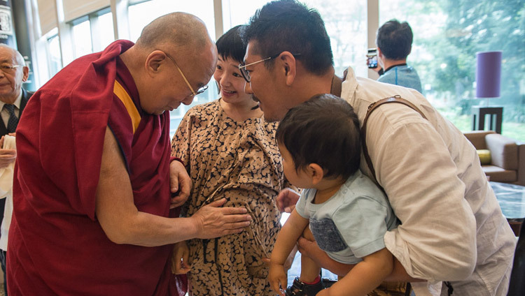 Sa Sainteté le Dalaï Lama bénissant une femme enceinte lors de son départ de l’hôtel Narita d’Osaka, Japon, le 9 mai 2016 (photo de Tenzin Choejor/OHHDL)