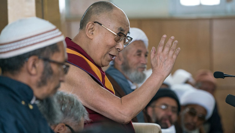 Sa Sainteté le Dalaï-Lama donne un discours dans la mosquée chiite de Leh, au Ladakh en Inde, le 27 juillet 2016