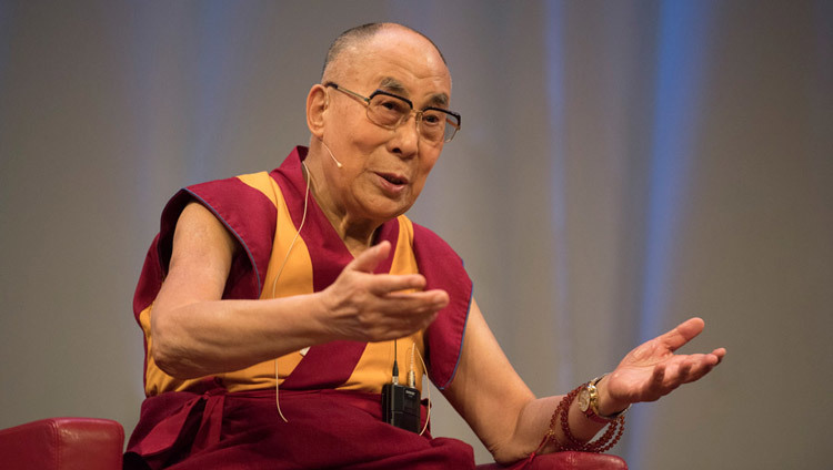 Sa Sainteté le Dalaï-Lama donne un discours à Berne, en Suisse, le 13 octobre 2016. (Photo de Manuel Bauer)