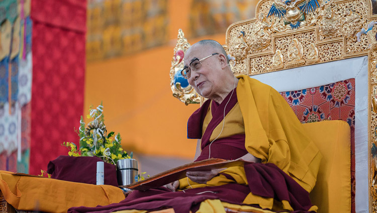 Sa Sainteté le Dalaï-Lama enseigne le Dharma lors du troisième jour des enseignements préliminaires de la trente-quatrième initiation de Kalachakra à Bodhgaya, dans le Bihar en Inde, le 7 janvier 2017. (Photo de Tenzin Choejor/OHHDL)