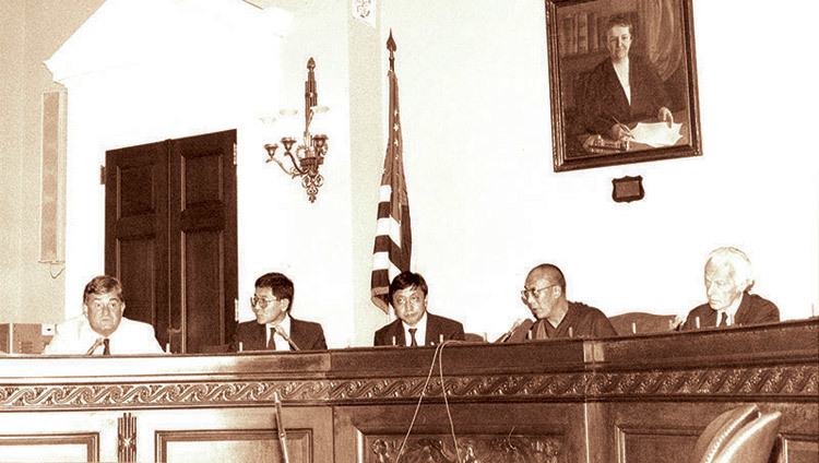 Sa Sainteté le Dalaï-Lama s'adressant au Caucus des droits de l'homme du Congrès américain et annonçant son plan de paix en cinq points pour le Tibet à Washington DC, États-Unis, le 21 septembre 1987.