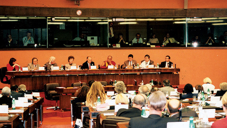 Sa Sainteté le Dalaï Lama lors de la présentation de son plan de paix en cinq points au Parlement européen à Strasbourg, le 15 juin 1988.