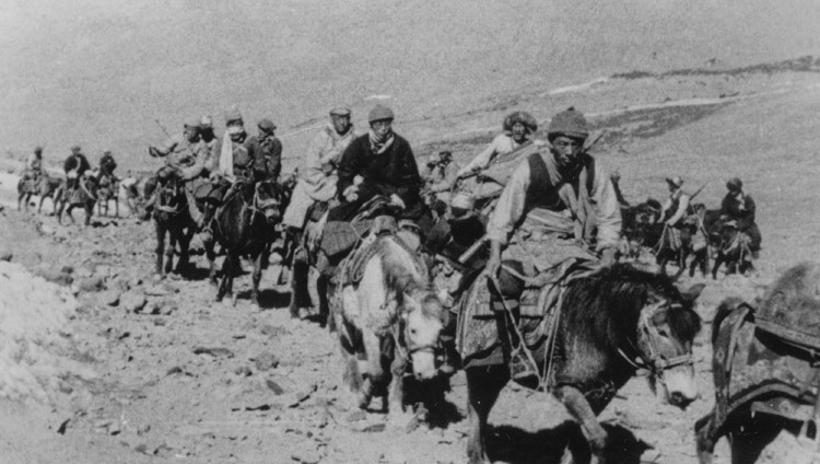 Le 14ème Dalaï-Lama fuyant le Tibet ver l’exil escorté par des gardes du corps khampas (hommes de la province orientale de Kham) en mars 1959. (Photo/OHHDL)