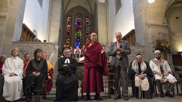 Sa Sainteté le Dalaï-Lama prononçant un discours lors d’une réunion de prière interreligieuse à l’église de Grossmuenster à Zurich en Suisse, le 15 octobre 2016. (Photo de Manuel Bauer)