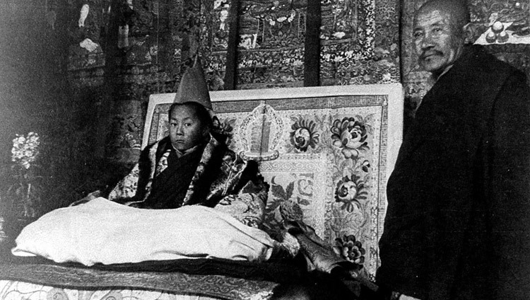 Sa Sainteté assis sur le trône, présidant la cérémonie officielle de son intronisation à Lhassa au Tibet, le 22 février 1940. (Photo de l’OHHDL)