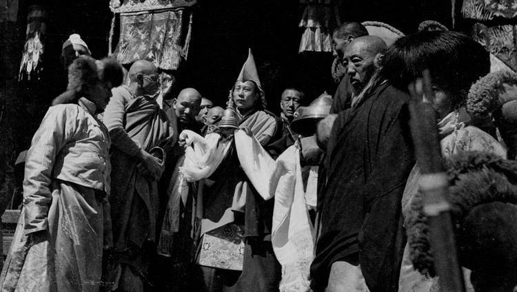 Sa Sainteté le Dalaï-Lama à Dromo au Tibet en 1951.