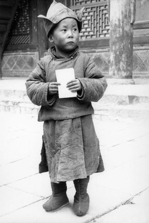 Sa Sainteté le Dalaï-Lama à l’âge de quatre ans au monastère de Koumboum dans l’Amdo, Tibet oriental.