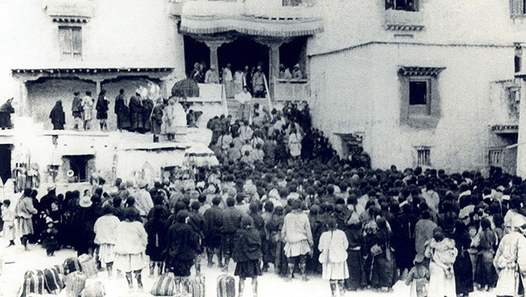 Le gouvernement provisoire du Tibet est proclamé par Sa Sainteté le Dalaï-Lama à Lhuntse Dzong, au Tibet, en mars 1959.