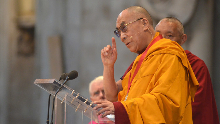 Sa Sainteté le Dalaï-Lama lors de la cérémonie de remise du Templeton Prize à la cathédrale St Paul à Londres, Royaume-Uni, le 14 mai 2012. (Photo de Graham Lacdao)