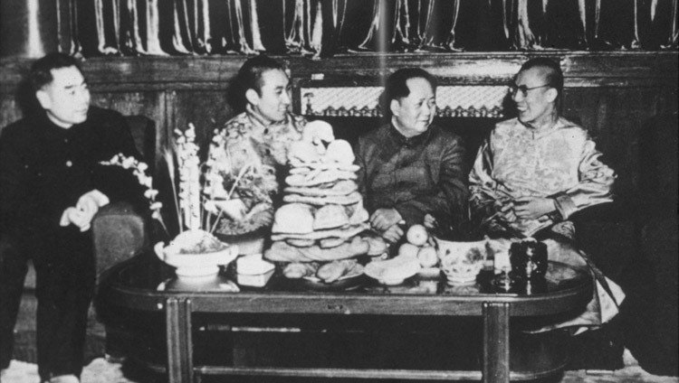 Zhou Enlai, le Panchen-Lama, Mao Zedong et Sa Sainteté le Dalaï Lama en 1956 à Beijing, en Chine. (photo avec l’aimable autorisation de Tibet Images)