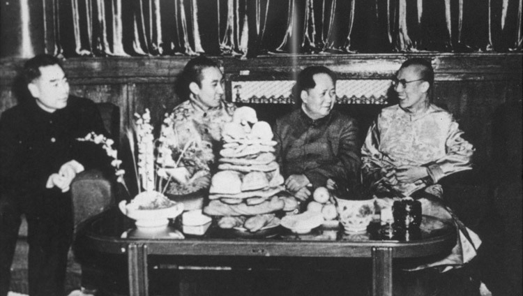 Zhou En-Lai, Panchen Lama, Mao Tse-Tung et Sa Sainteté le Dalaï Lama à Pékin, en Chine, en 1955. (Photo courtoisie de Tibet Images)