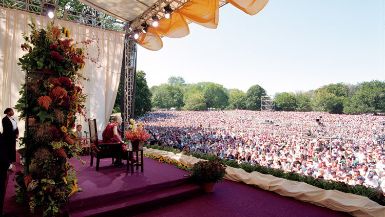 Sa Sainteté le Dalaï Lama parlant de paix et de bonheur intérieur à une foule de 60 000 personnes à Central Park, New-York, 21 septembre 2003 (photo de Manuel Bauer)