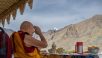 Sa Sainteté assiste à une cérémonie de prières devant la statue de Bouddha à Stok