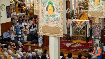 Entrer dans la voie du milieu de Chandrakirti en conjonction avec l'autocommentaire