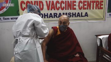 Sa Sainteté le Dalaï-Lama reçoit son vaccin contre le virus Covid19